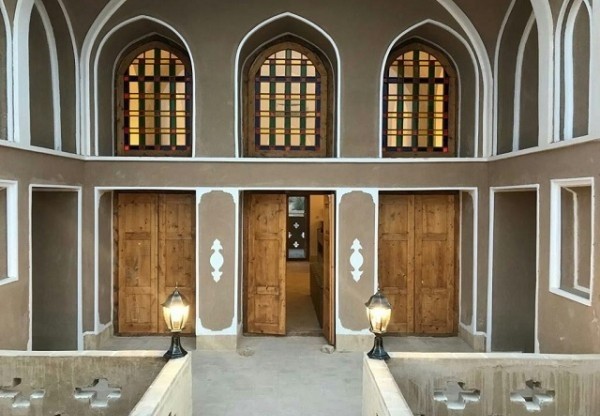 فضای داخلی اقامتگاه سنتی قلعه وزیر میبد